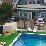Guest house Pensiunea La Castel - Piscina Incalzita