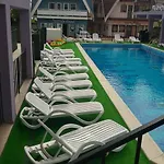 Pensiunea La Castel - Piscina Incalzita Guest house